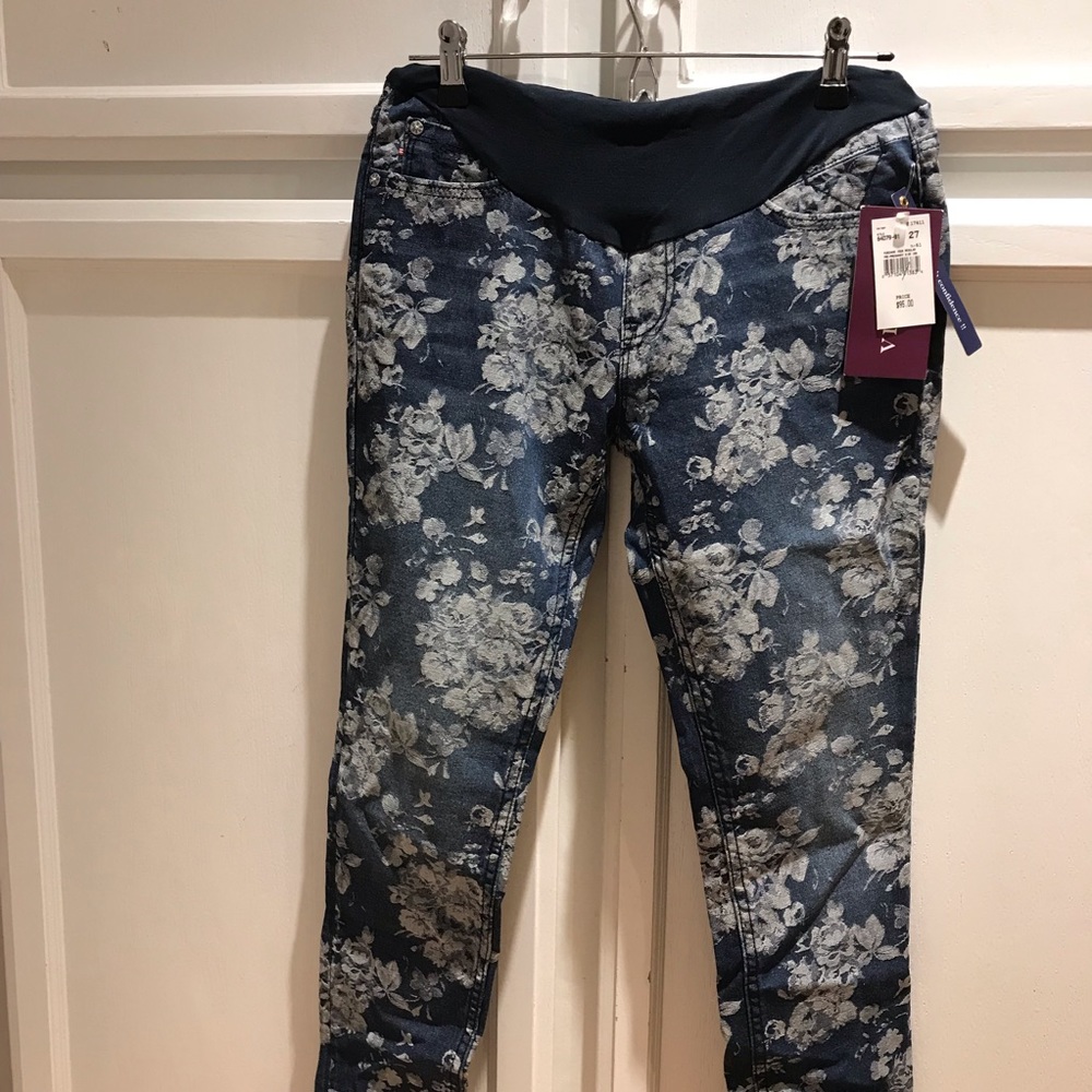 NEW WITH TAGS Vigoss maternity jeans